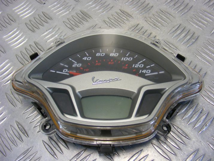 Vespa GTS 125 Super Clocks Dash Speedo 10k miles 2012 to 2016 IE GTS125 A796